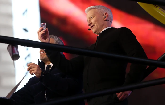 Andy Cohen și Anderson Cooper au băut shoturi în direct FOTO Profimedia