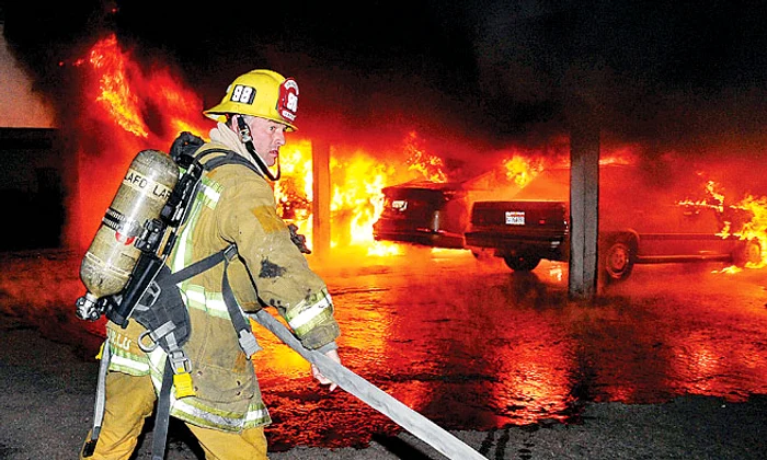 Pompierii s-au luptat ore în şir cu flăcările (Fotografii: reuters/afp)