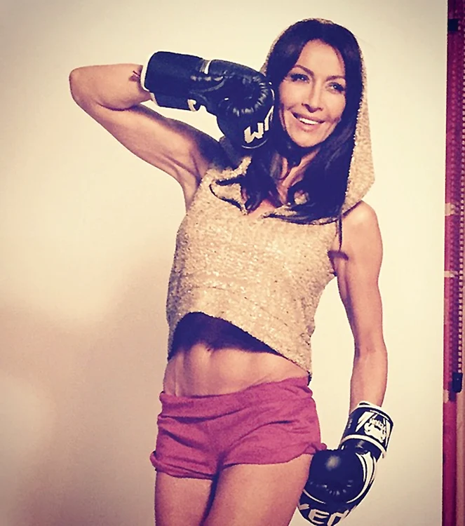 Mihaela și-a etalat trupul forțos într-o ședință foto sexy