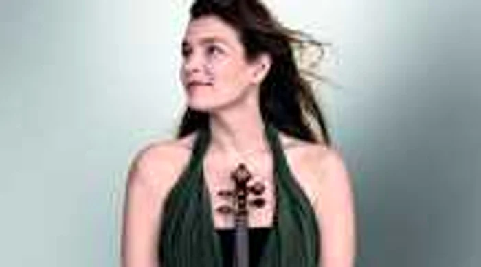 Janine Jansen pe coperta discului Bach