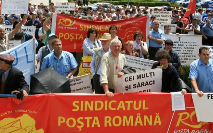 Poştaşii au protestat şi în stradă faţă de salariile mici. FOTOArhivă.