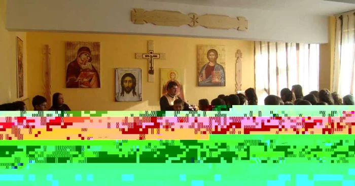 Protopopul Ciprian Taloş se roagă alături de elevii Grupului Şcolar Huedin.