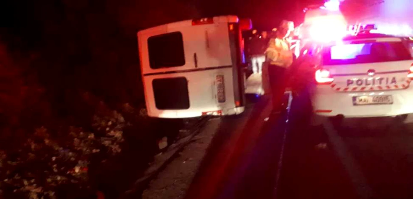 Accident pe Valea Oltului, microbuz, Vâlcea, Foto: ISU Vâlcea