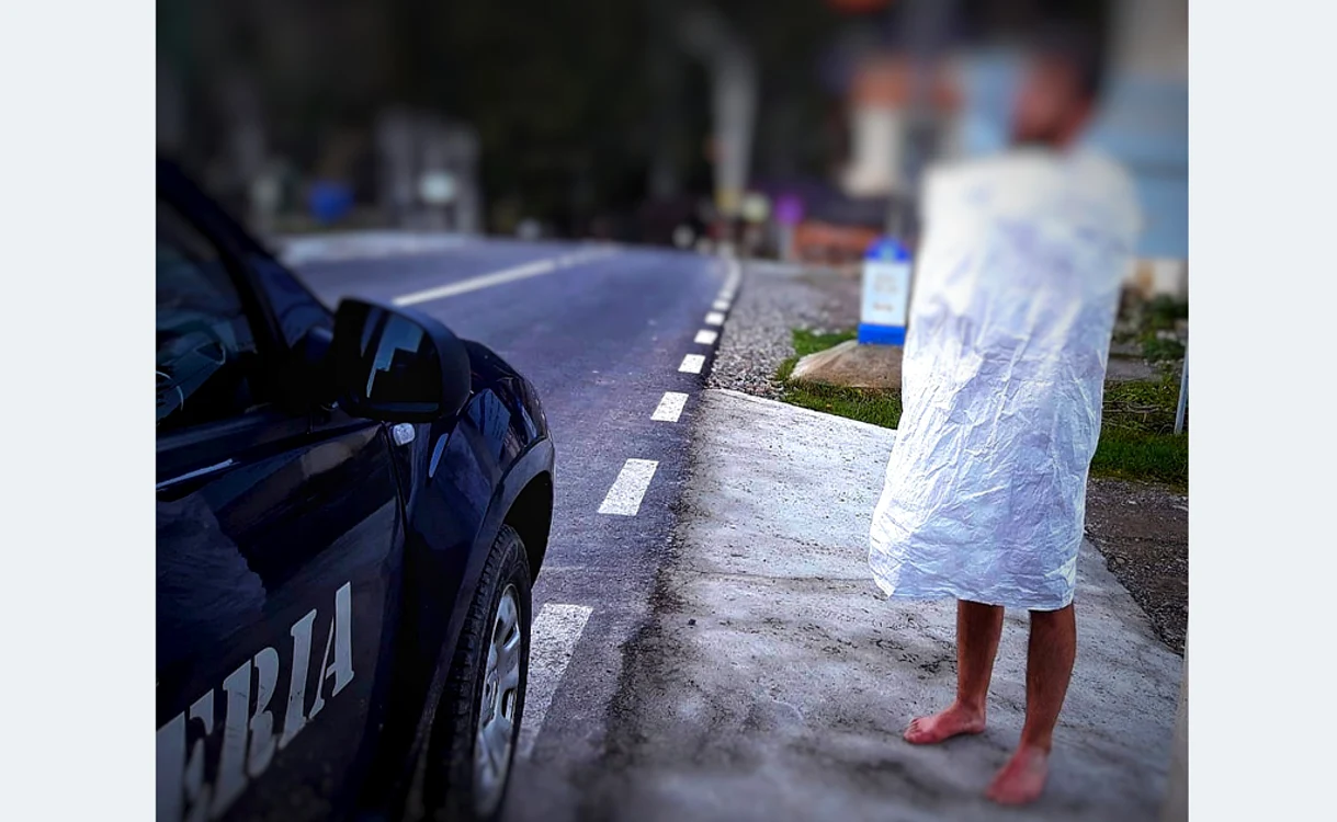 
    Individul cu comportament bizar a fost preluat de jandarmiFoto: Jandarmeria Neamţ  