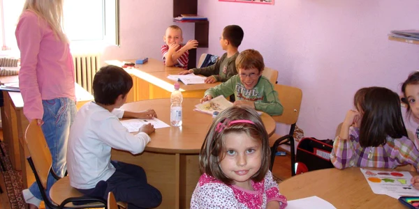 Copiii învaţă să fie dezinvolţi prin programul FasTracKids 