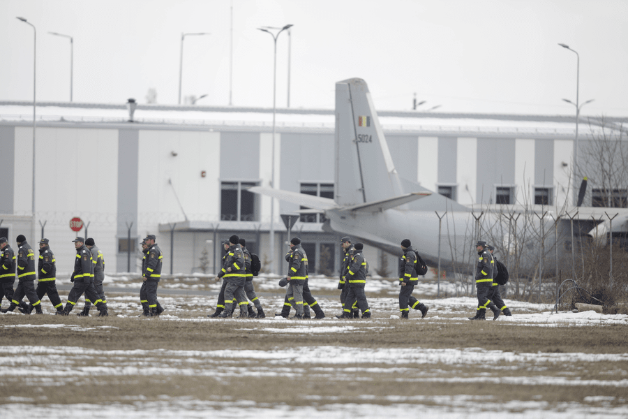 Opt români, repatriaţi cu o aeronavă MApN
