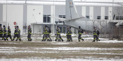 România trimite în Turcia trei aeronave care vor avea la bord 60 de salvatori, patru câini antrenați pentru căutări după cutremur și șapte tone de echipamente, la baza aeriana 90 din Otopeni. FOTO Inquam Photos / George Călin