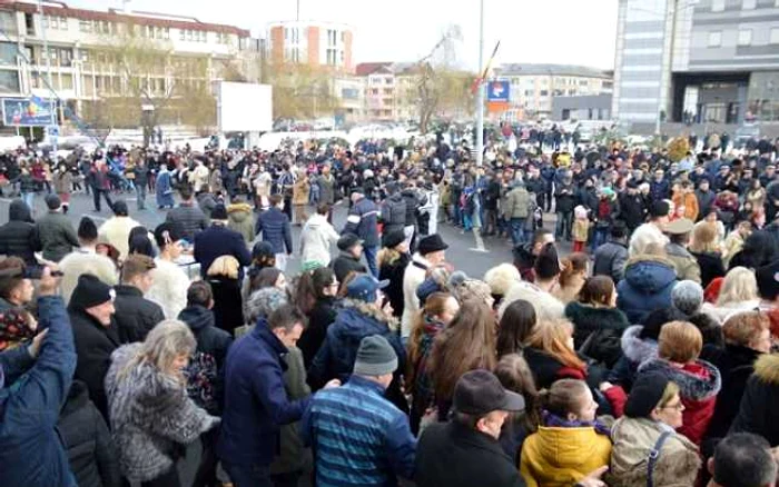 Băimărenii sau prins în horă