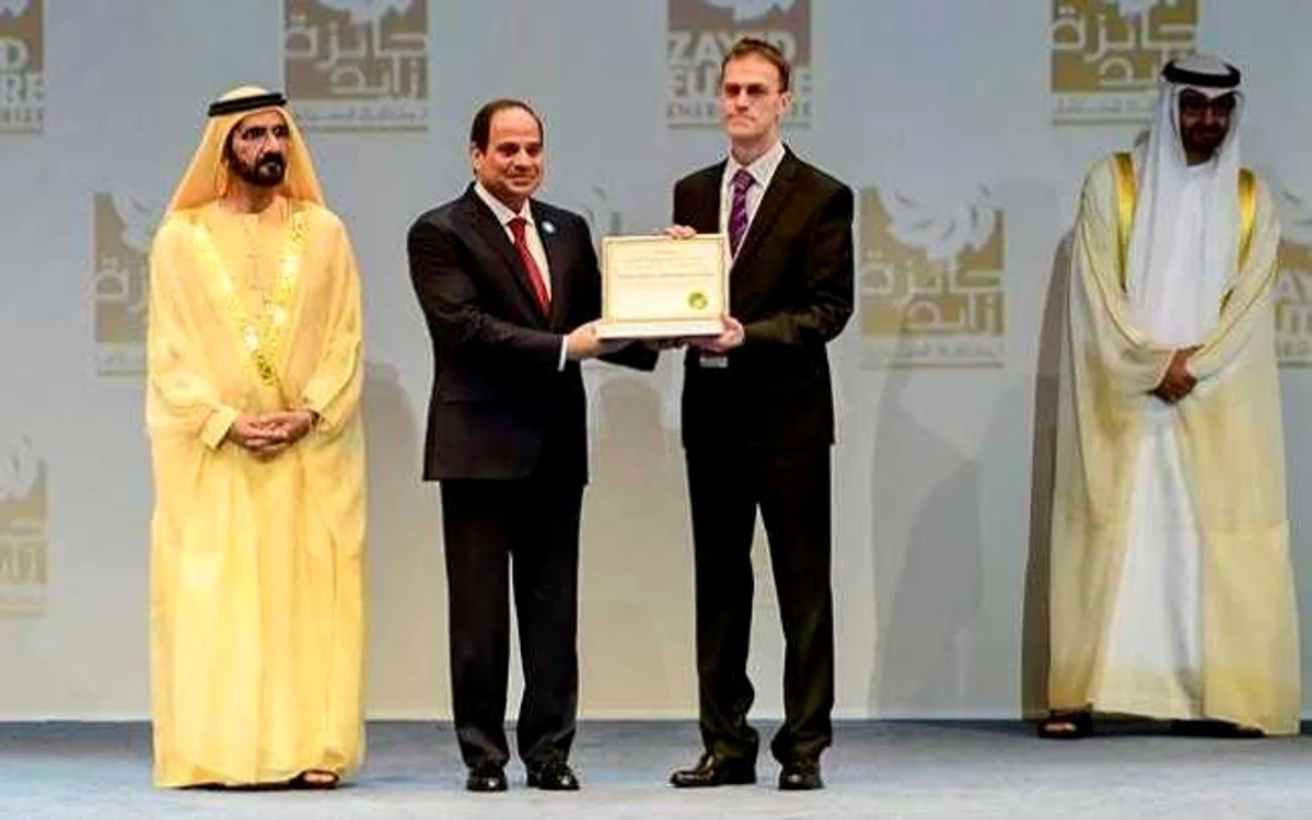Profesorul Alexandu Iacob primeşte premiul pentru CN „Petru Rareş” FOTO zayedfutureenergyprize.com