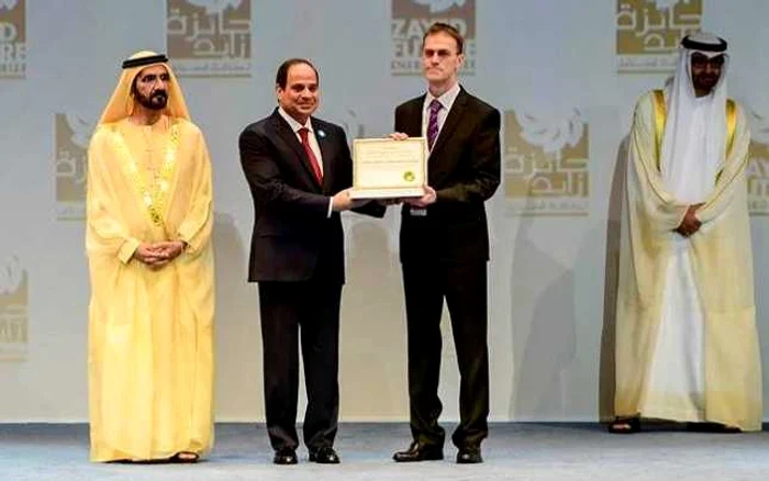 Profesorul Alexandu Iacob primeşte premiul pentru CN „Petru Rareş” FOTO zayedfutureenergyprize.com