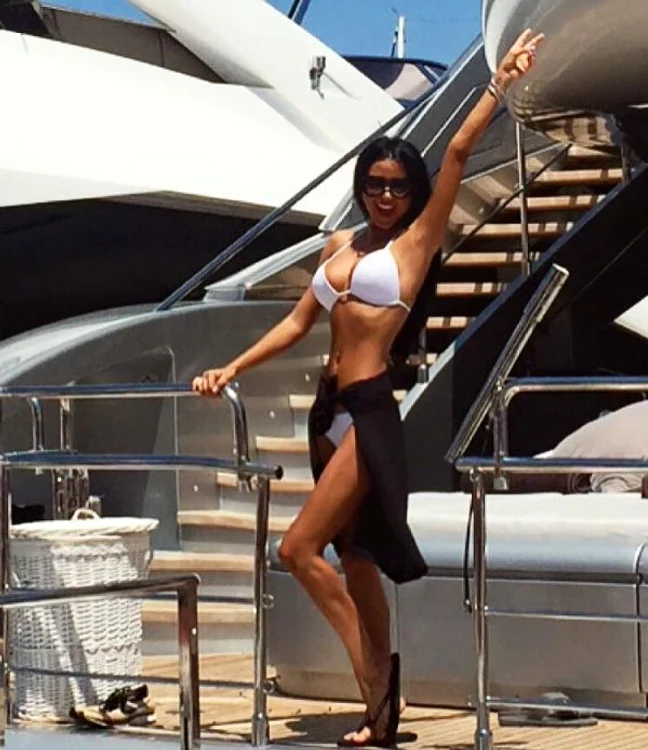 Cruduța arată impecabil în costum de baie