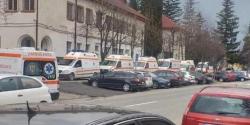 Coadă de ambulanţe la Spitalul de Boli Infecţioase Braşov FOTO g4media