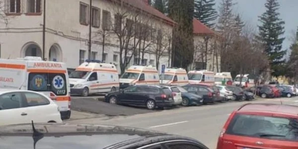 Coadă de ambulanţe la Spitalul de Boli Infecţioase Braşov FOTO g4media