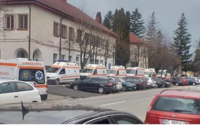 Ambulanţele au stat din nou la coadă la Spitalul de Boli Infecţioase din Braşov FOTO g4media