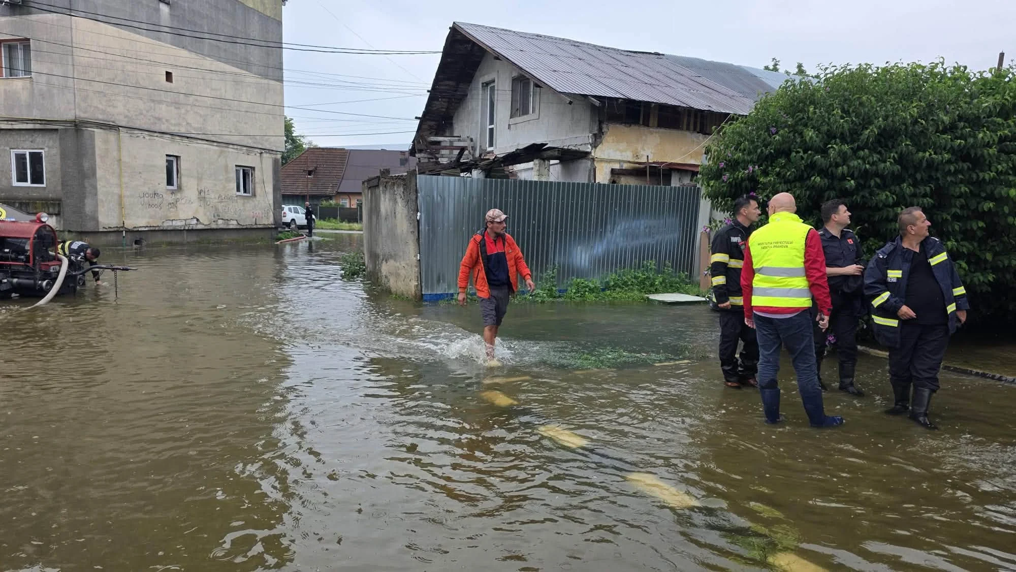 Furtunile fac ravagii în România: doi răniți la Târgu Jiu și gospodării inundate în Prahova