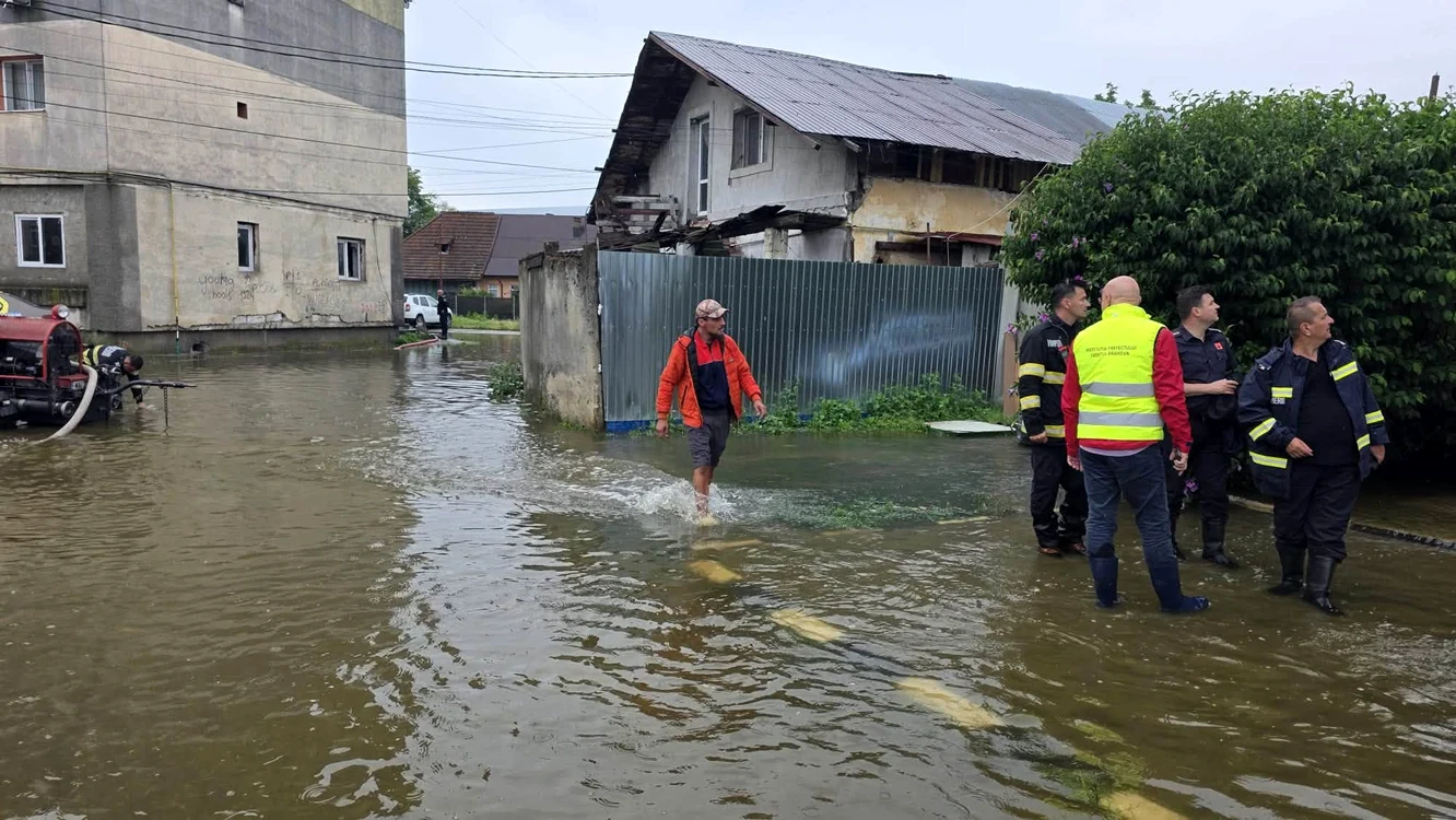 Mai multe străzi și locuințe au fost inundate. FOTO Instituția Prefectului Prahova
