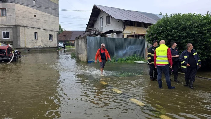 Mai multe străzi și locuințe au fost inundate. FOTO Instituția Prefectului Prahova