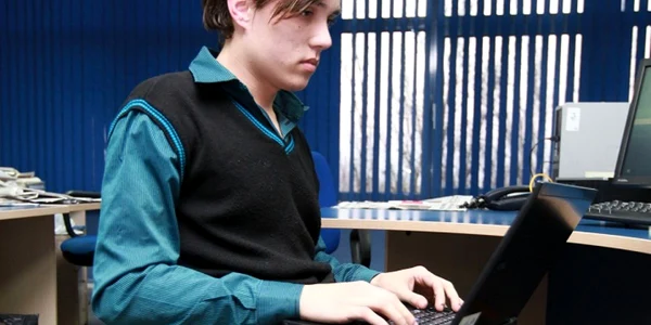 Ilie nu se desparte niciodată de computer