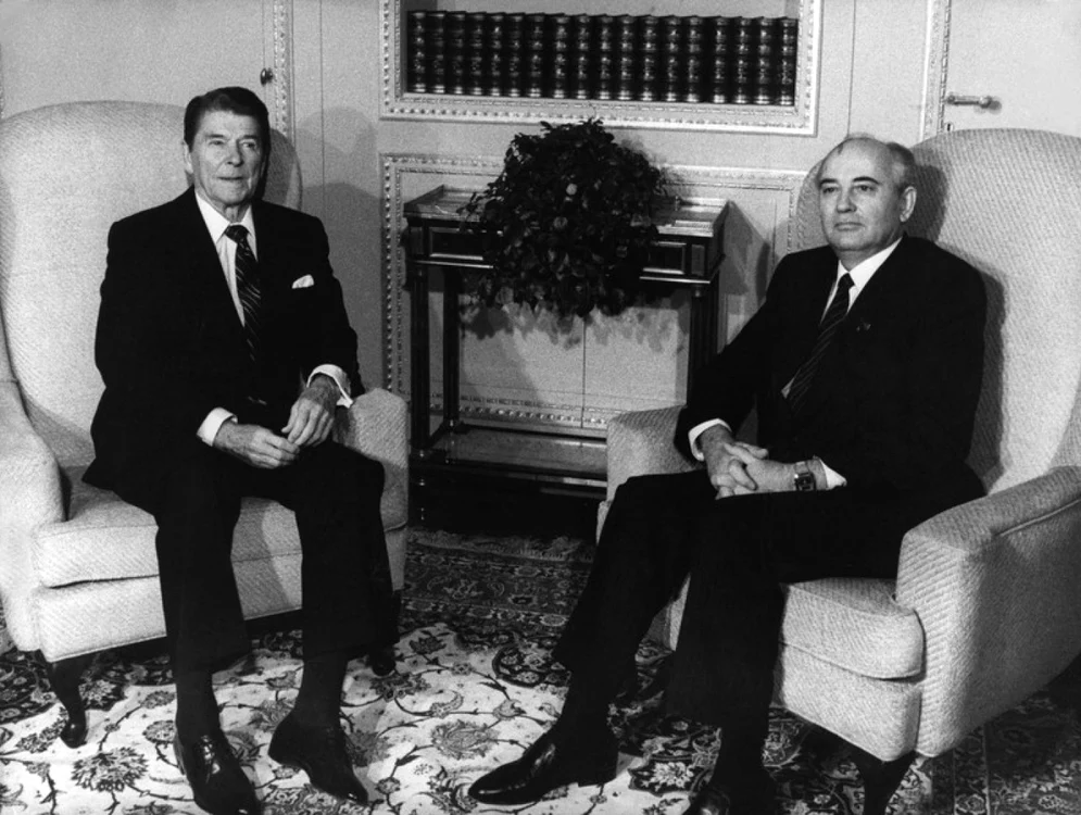 Ronald Reagan si Mihail Gorbaciov la Geneva FOTO EPA-EFE