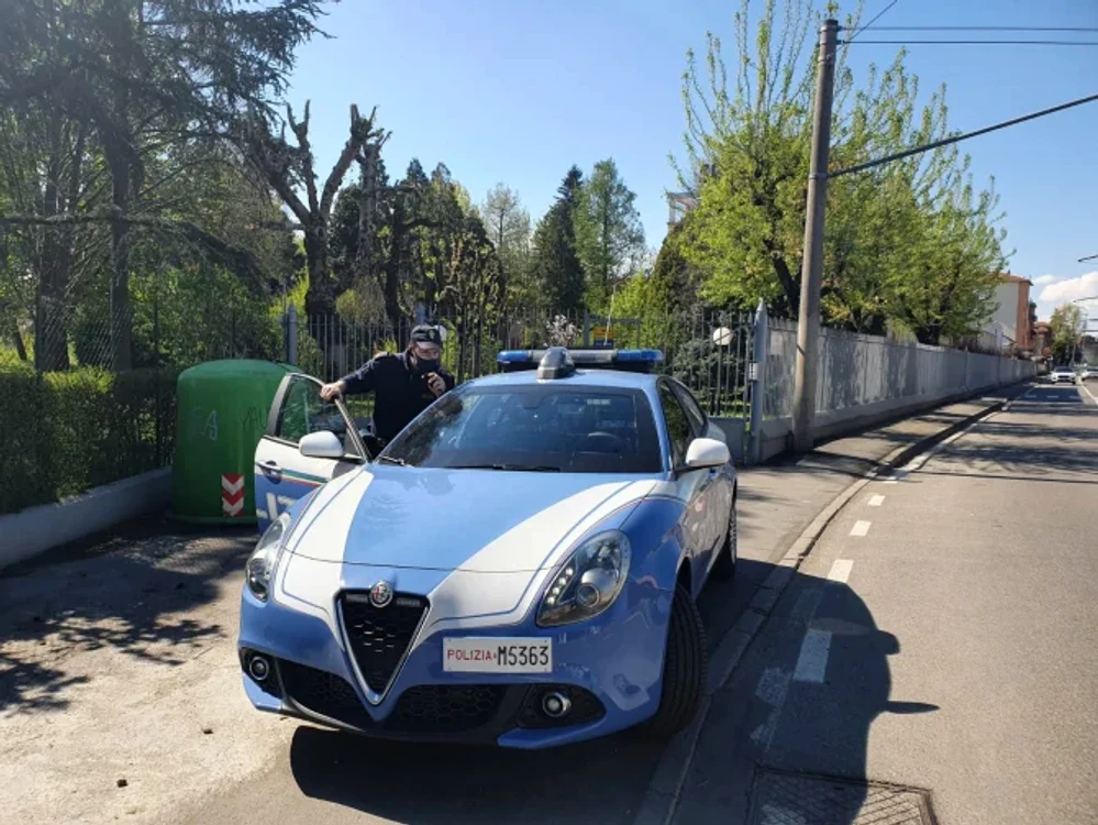 
    Românul amendat s-a răzbunat pe una dintre mașinile de poliție din parcarea comisariatuluiFoto: stiridiaspora.ro  