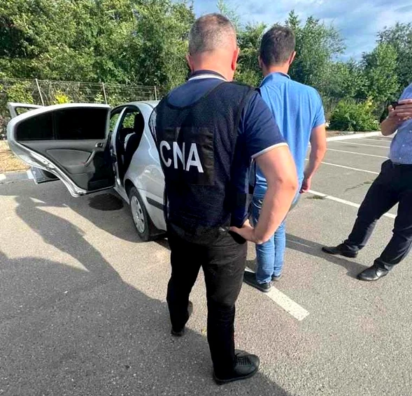 Un membru al partidului Renaștere de la Chișinău a fost reținut. FOTO: Cna.md