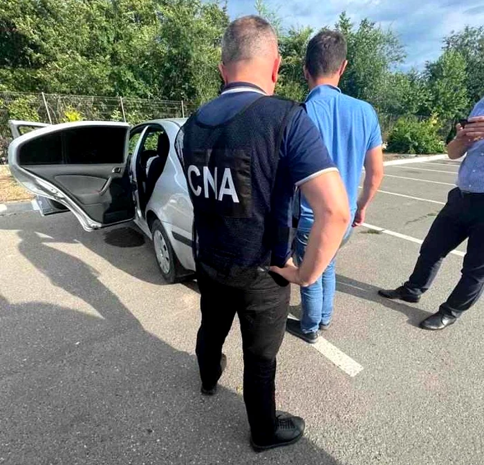 Un membru al partidului Renaștere de la Chișinău a fost reținut. FOTO: Cna.md