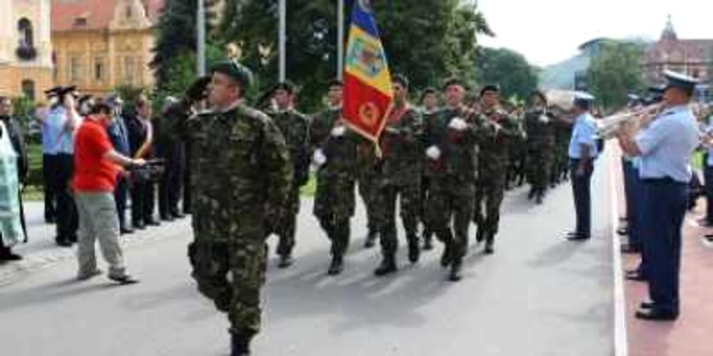 Braşov: Militarii au dat onorul de Ziua Imnului (GALERIE FOTO)