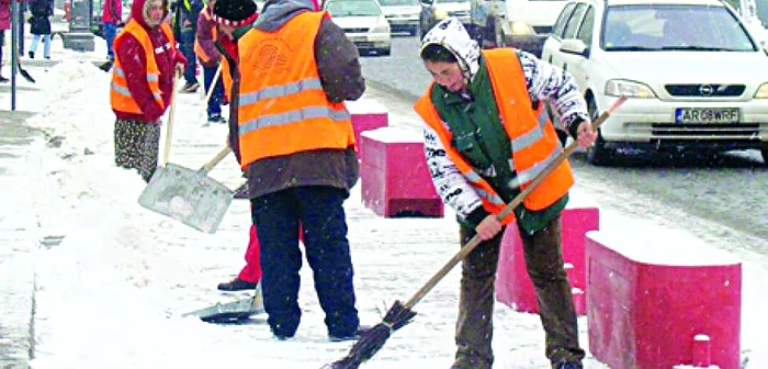 Deszăpezirea scoate bani grei de la autorităţi
