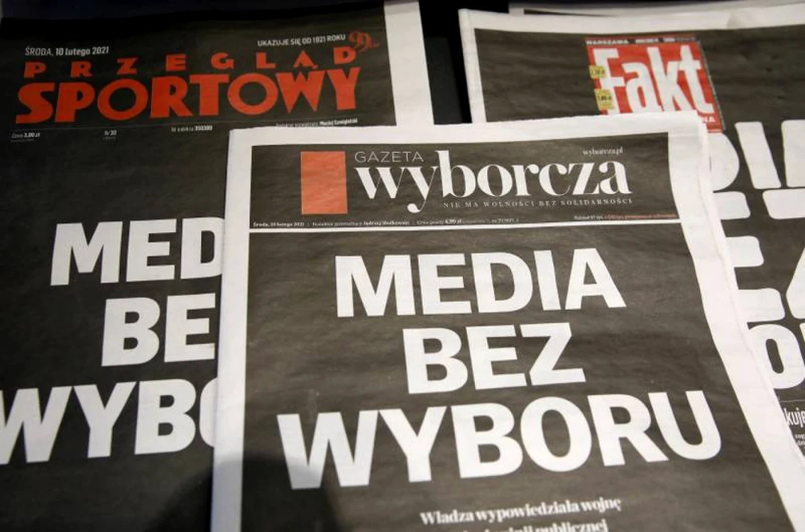 Aproximativ două treimi din piaţa media poloneză nu a emis ieri nicio ştire, buletin de ştiri, emisiuni analitice la TV sau radio, şi nu s-au vândut cotidiene în presa scrisă sau online