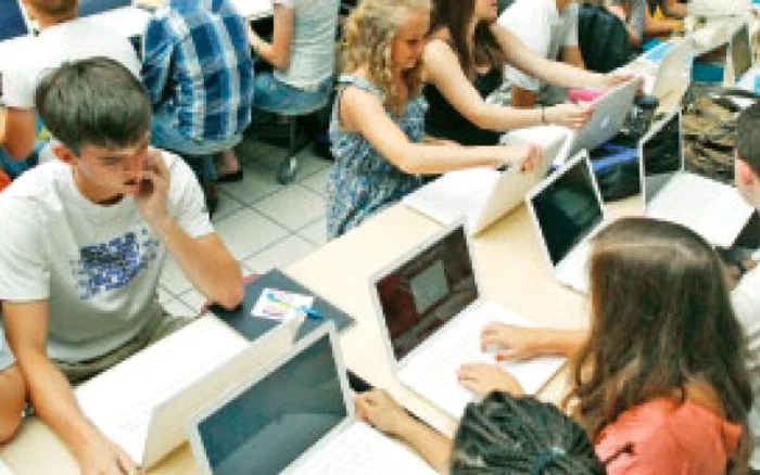 În alte ţări elevii învaţă deja de pe laptopuri p Foto: reuters