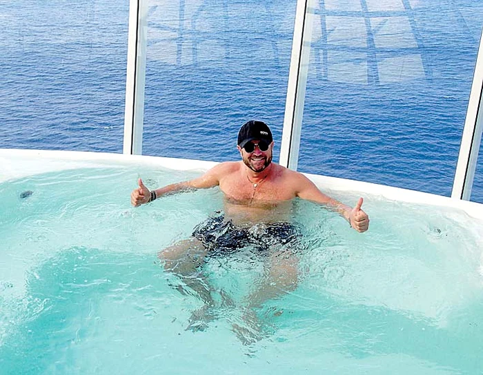 
    Bote s-a plimbat cu un “oraș plutitor” de 16 etaje  