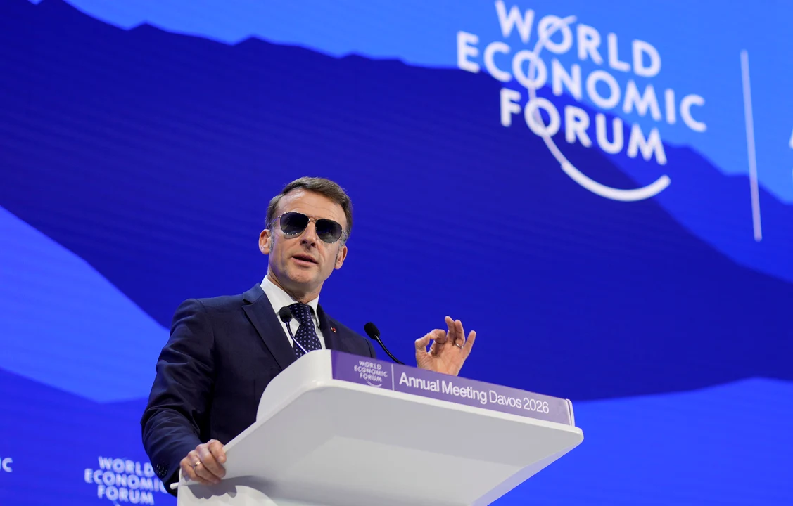 Emmanuel Macron a ținut un discurs purtând ochelari de soare FOTO: X/ @JorgeLiboreiro