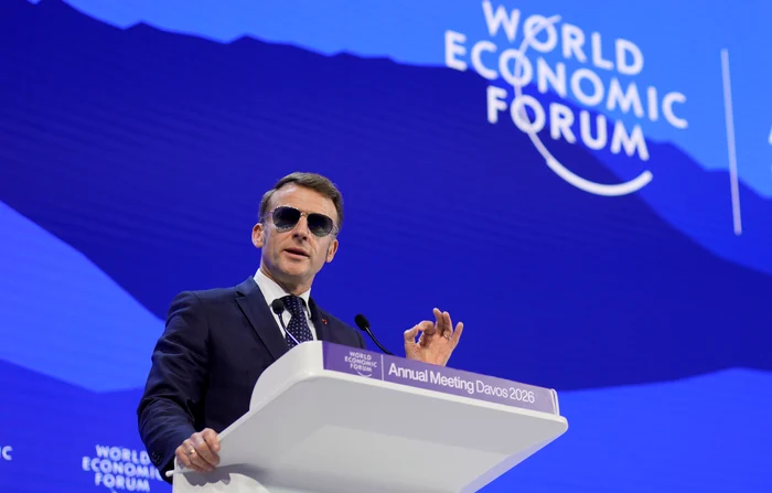 Emmanuel Macron a ținut un discurs purtând ochelari de soare FOTO: X/ @JorgeLiboreiro