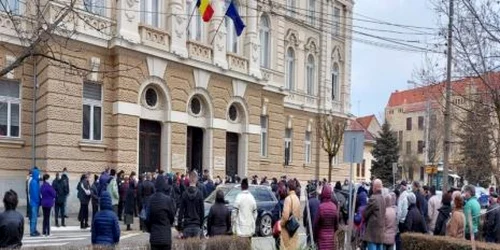 Înghesuială teribilă la Tribunalul Bihor FOTO bihorjust.ro