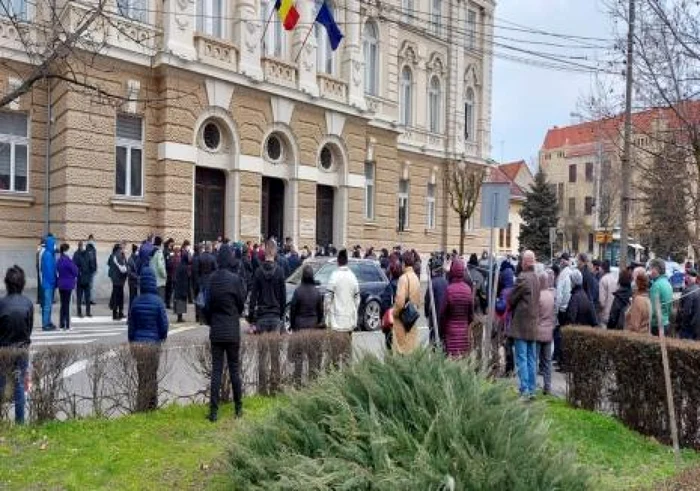 Înghesuială teribilă la Tribunalul Bihor FOTO bihorjust.ro