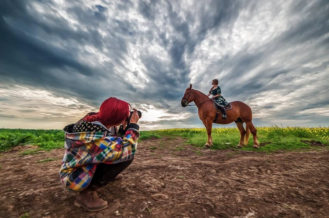 Laura Stoica şi aparatul de fotografiat pentru a "prinde" cea mai bună imagine FOTOGRAFII Arhivă personala/Laura Stoica