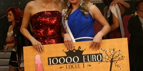 Tânăra din comuna Poieni a primit 10.000 de euro. Foto: Prima TV