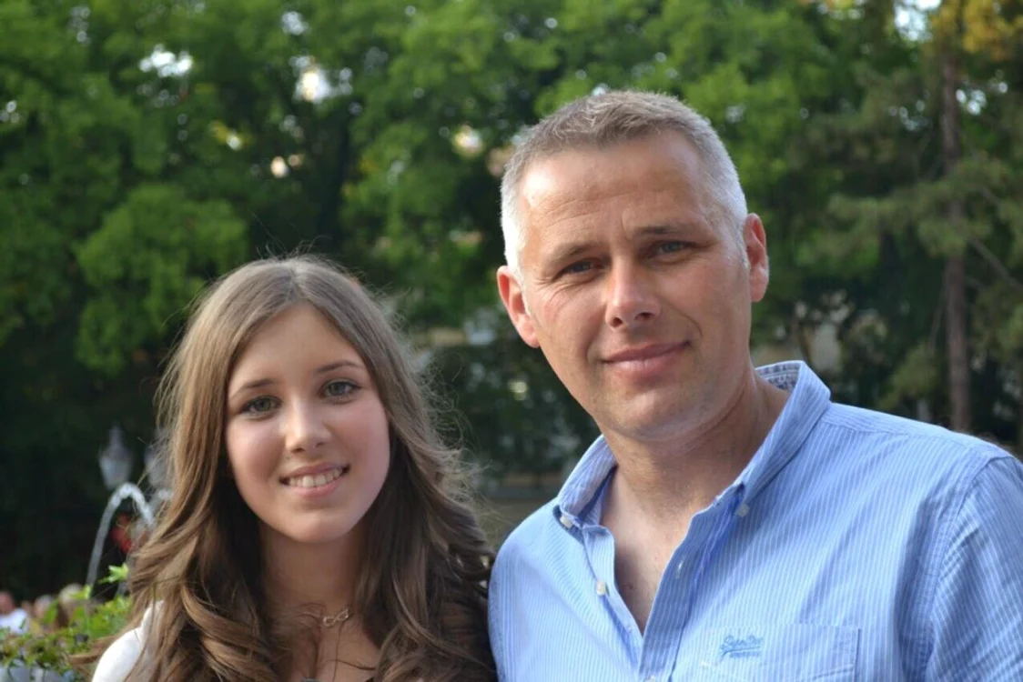 
    Tijana Juric, împreună cu tatăl ei, Igor, cel care, după asasinarea fetei, s-a luptat vreme de 5 ani pentru modificarea Codului Penal din Serbia prin legea ce poartă numele TijaneiFoto: facebook.com  