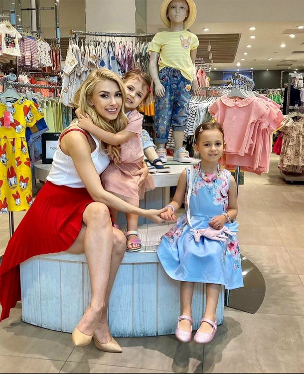Andreea Bălan a făcut cumpărături cu fetele ei înainte de plecare