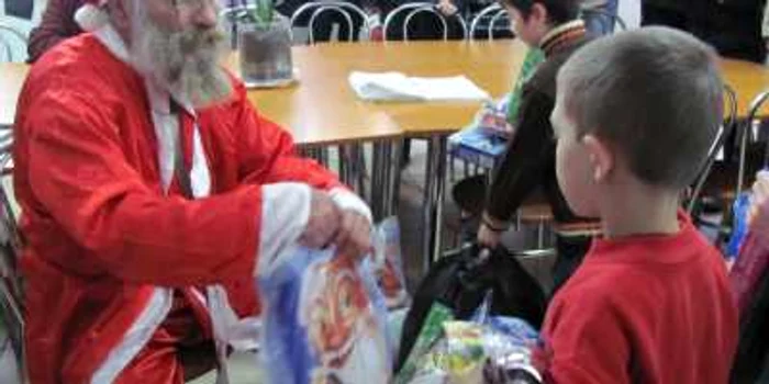 Dumitru Călugăru, cineastul de la Teatrul Elvira Godeanu, s-a deghizat în Moş Crăciun pentru copiii sărmani