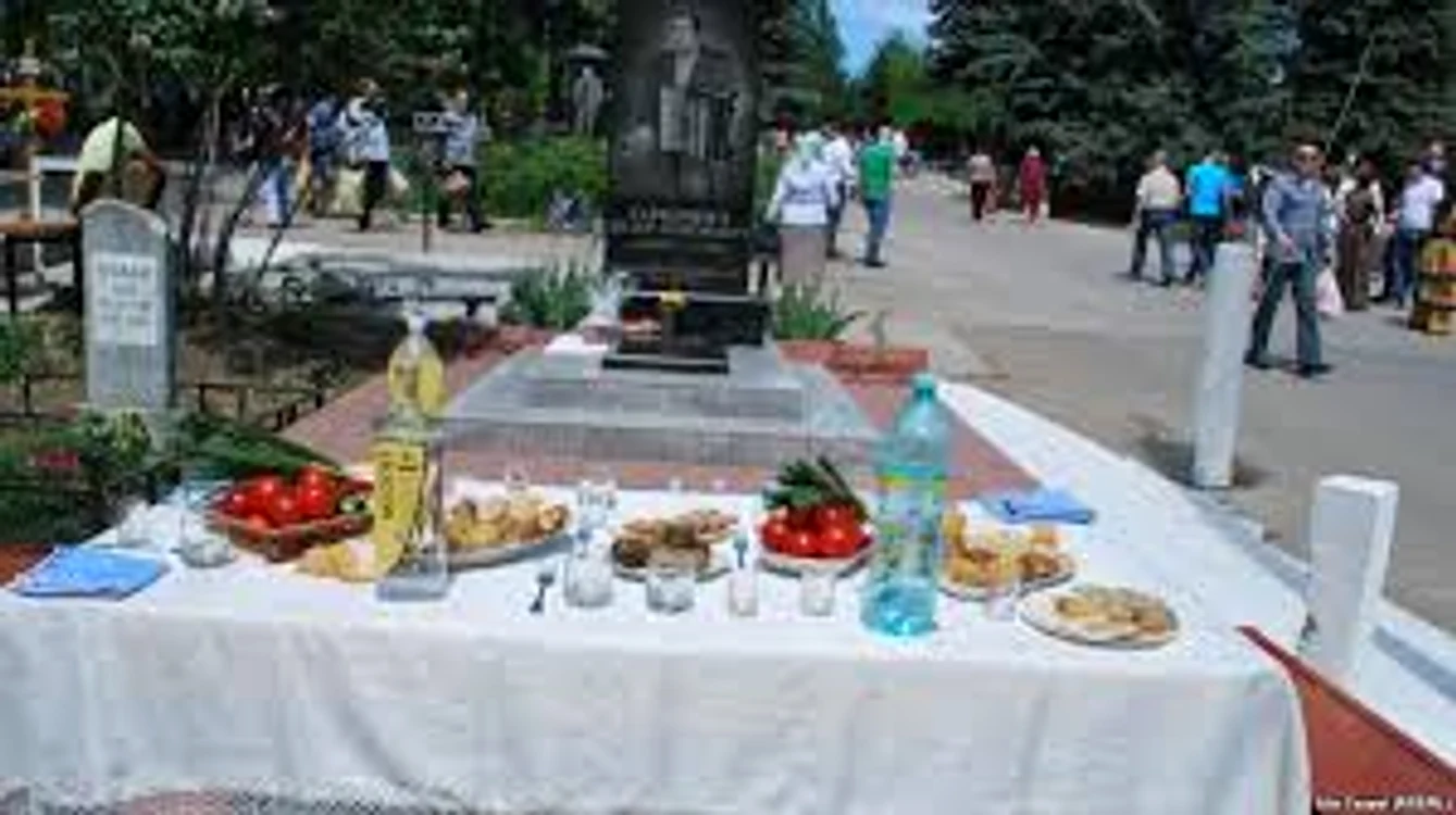 
    Ceremonii în cimitire organizate la Paștele Blajinilor Sursa foto: Creștin ortodox.ro  