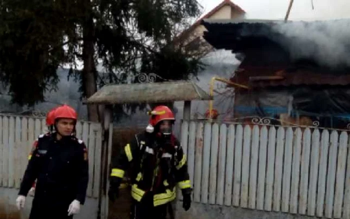 Pompierii au adus la faţa locului mai multe autospeciale de stimgere a incendiilor