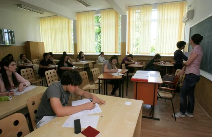 Peste 1.600 de elevi din Tulcea susţin examenul de matematică FOTO Adevărul