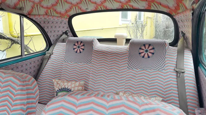 Interiorul este pastelat  și cu motive tradiționale 