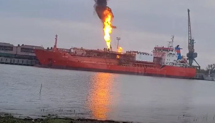 Navă cu GPL în flăcări pe Dunăre 