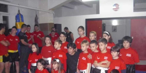 Si Fu Randy Williams în mijlocul micilor sportivi ai Clubului WU QUAN-LI