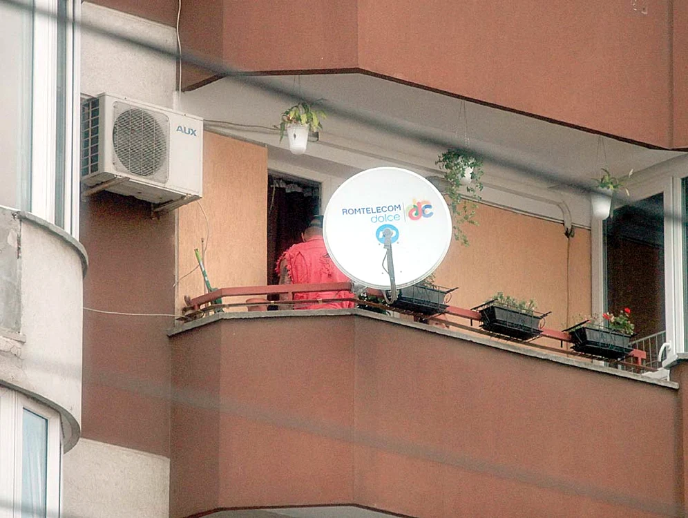 15 iulie 2013. Balconul era plin cu ghivece de flori