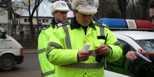 Poliţiştii au sancţionat zeci de conducători auto (foto arhiva)