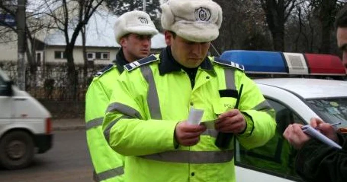 Poliţiştii au sancţionat zeci de conducători auto (foto arhiva)