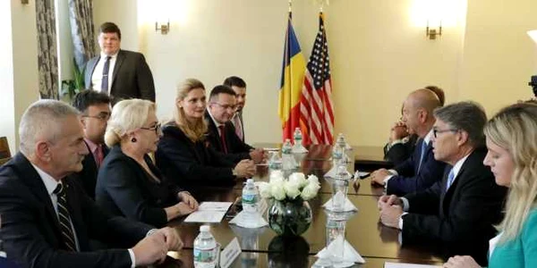 viorica dancila si Rick Perry